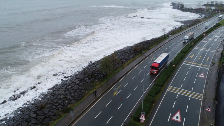 Trabzon'da dev dalgalar Karadeniz Sahil Yolu'nda ulaşımı olumsuz etkiliyor