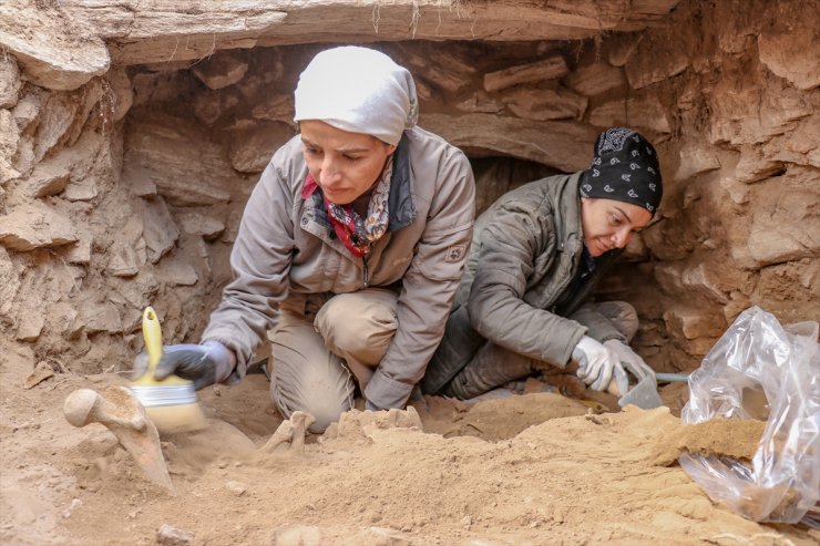 Van'da nekropol alandaki iskeletlerde "beyin ameliyatı" izine rastlandı