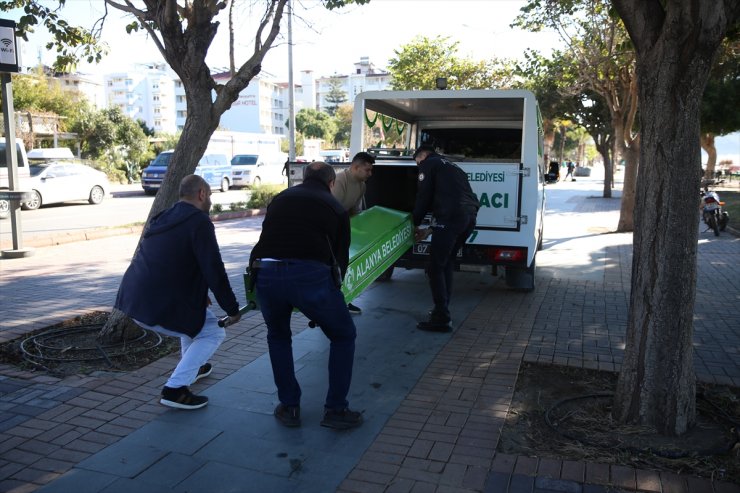 Alanya'da sahilde erkek cesedi bulundu