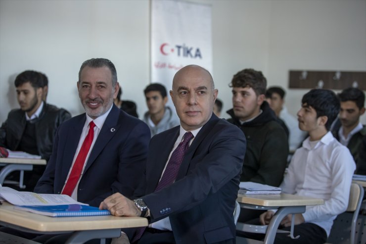 Bağdat Büyükelçisi Güney, Erbil'de Türkmen okulunu ziyaret etti