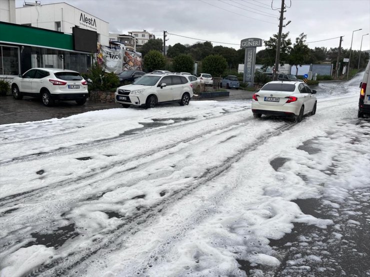 Bodrum'da kara yoluna dökülen kimyasal, yağmurla köpük haline geldi