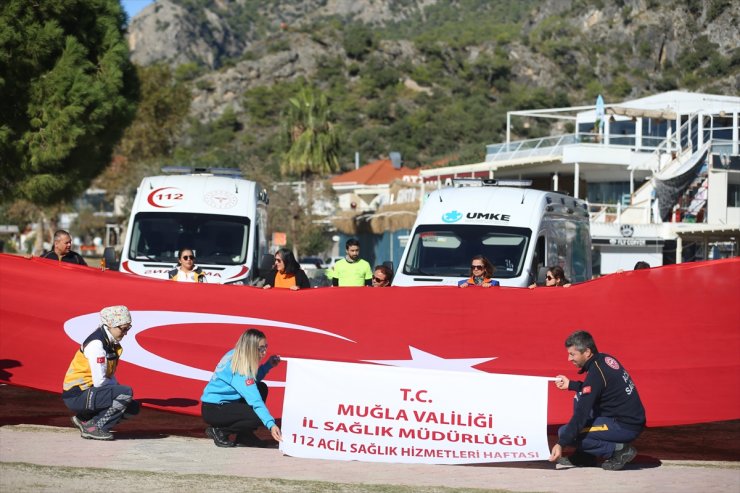 Fethiye'de sağlıkçılar yamaç paraşütü atlayışında Türk bayrağı açtı