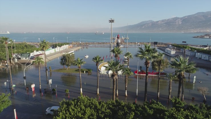 İskenderun'da denizin taşması sonucu su basan ev ve iş yerlerinde temizlik sürüyor