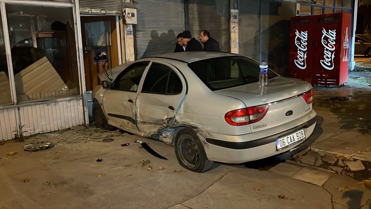 Karabük'te ciple çarpışan otomobildeki 3 kişi yaralandı