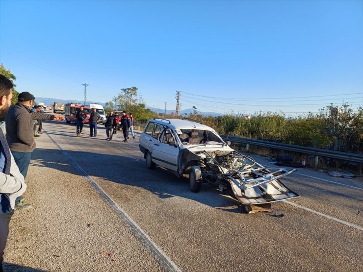 Osmaniye'de iki otomobilin çarpıştığı kazada 4 kişi yaralandı