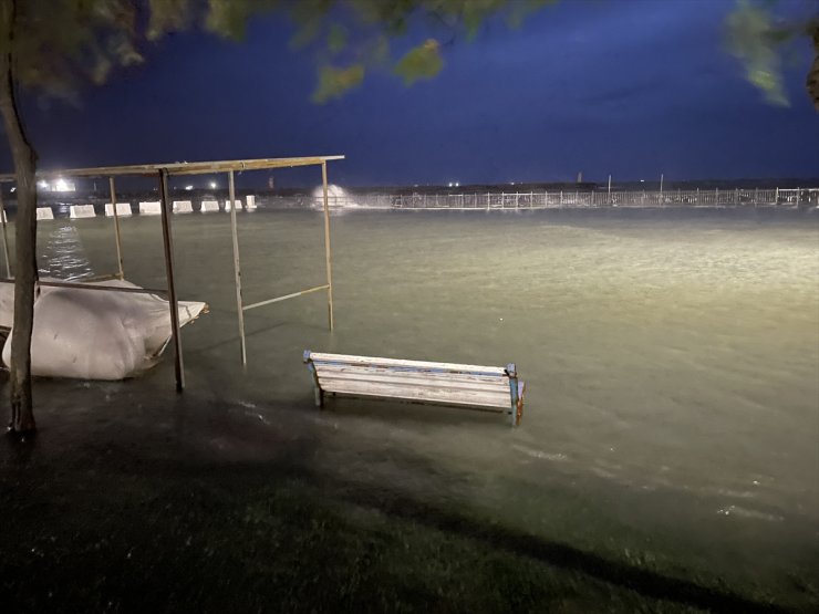 Tekirdağ'da kuvvetli lodosla oluşan dalgalar sonucu sahil şeridini su bastı