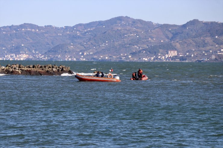 Trabzon'daki fırtınada dalgalara kapılan 2 kişiyi arama çalışmalarına ara verildi