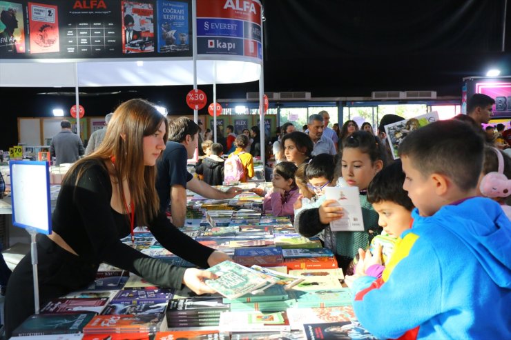 13. Antalya Kitap Fuarı ziyaretçilerini ağırlıyor