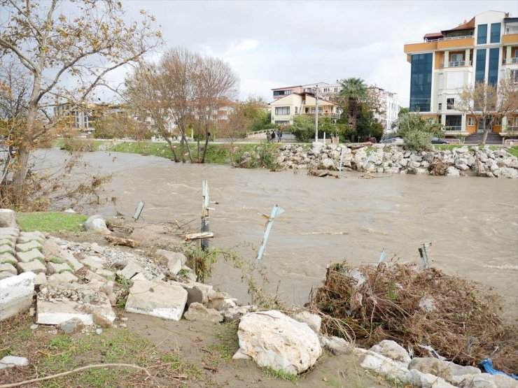 Balıkesir'de yayaların kullandığı çay üzerindeki asma köprü şiddetli yağıştan yıkıldı