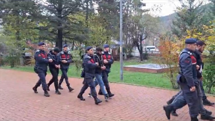 Bartın'da kendilerini polis olarak tanıtarak dolandırıcılık yapan 2 zanlı tutuklandı