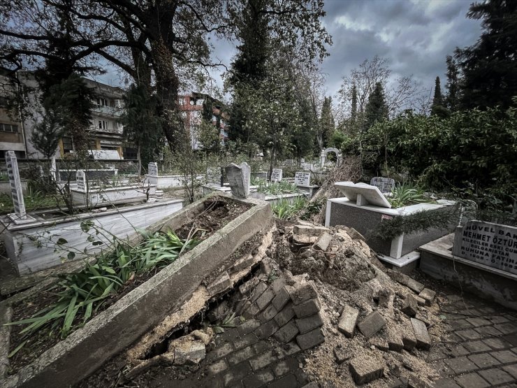 Bursa'da kuvvetli lodosta devrilen ağaçlar mezarlara zarar verdi