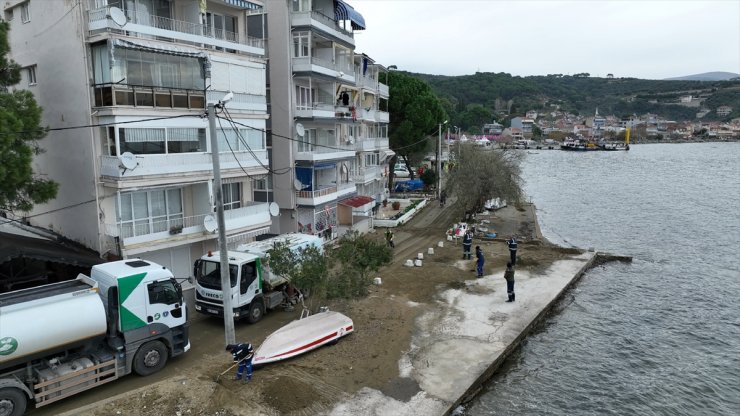 Bursa'nın sahil bandında hafta sonu etkili olan fırtınanın izleri siliniyor