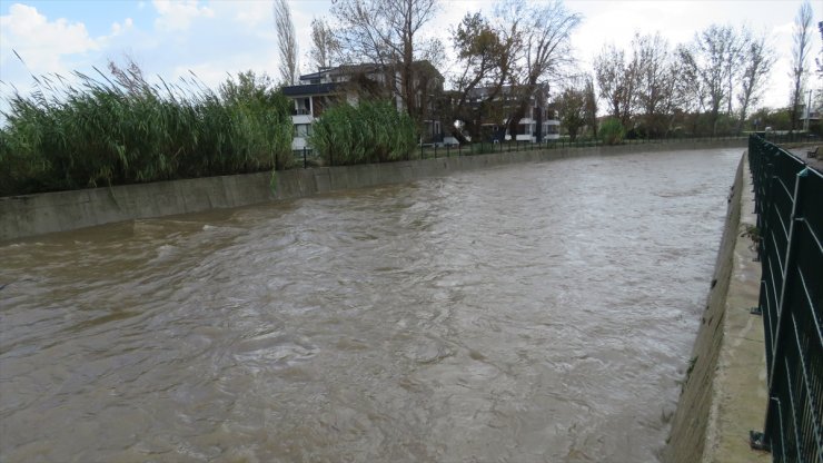 Çanakkale-Balıkesir sınırındaki Mıhlı Çayı'nın taşması sonucu hasar oluştu