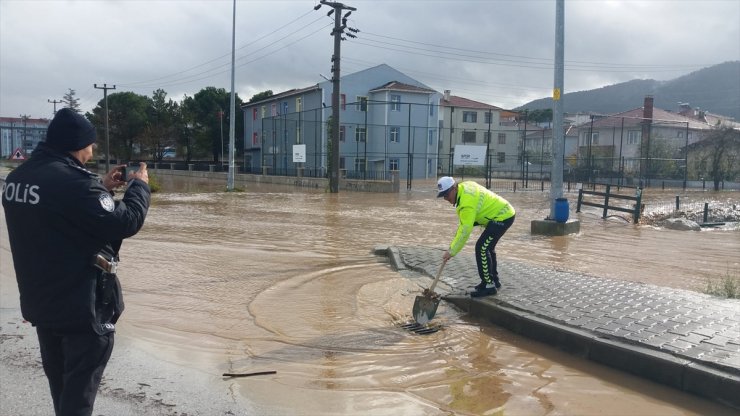 Çanakkale'de şiddetli yağışta debisi artan iki dere taştı, yollar su altında kaldı