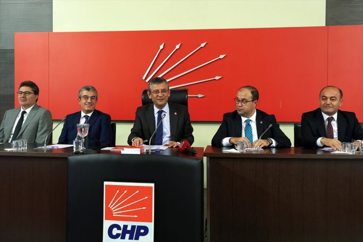 CHP Genel Başkanı Özel, partisinin Tokat'tan gelen yöneticileriyle görüştü