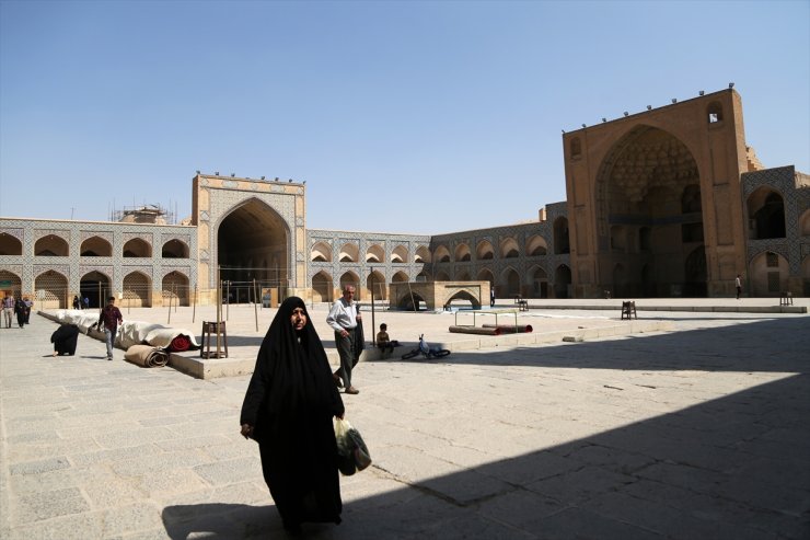 İsfahan'da Selçuklu Devleti döneminde inşa edilen cami farklı mimarisiyle tarihe tanıklık ediyor