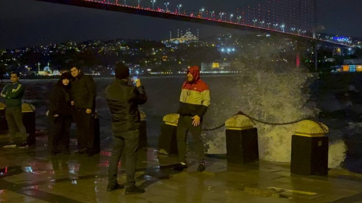 İstanbul'da fırtına hayatı olumsuz etkiliyor