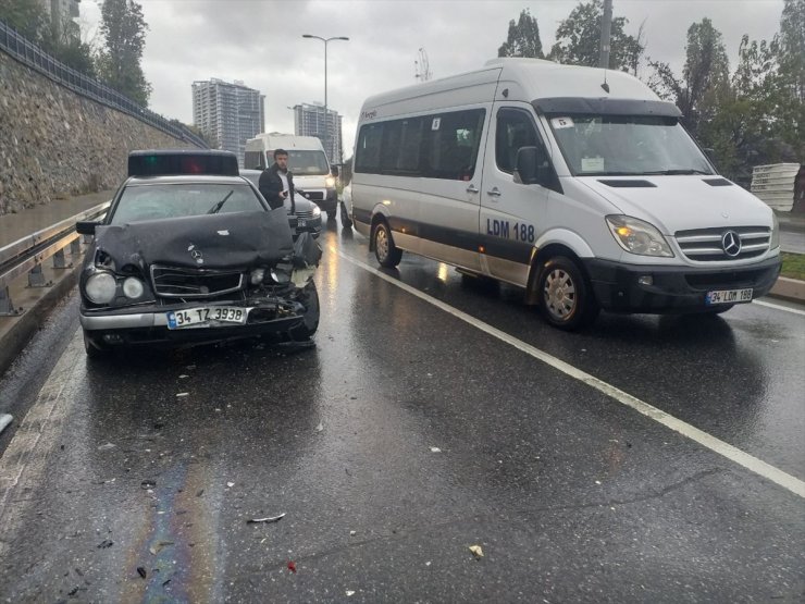 İstanbul'da zincirleme trafik kazasında 3 kişi yaralandı