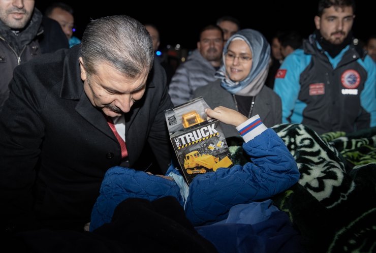 Sağlık Bakanı Koca Türkiye'ye getirilen Gazzeli hastaları havaalanında karşıladı: