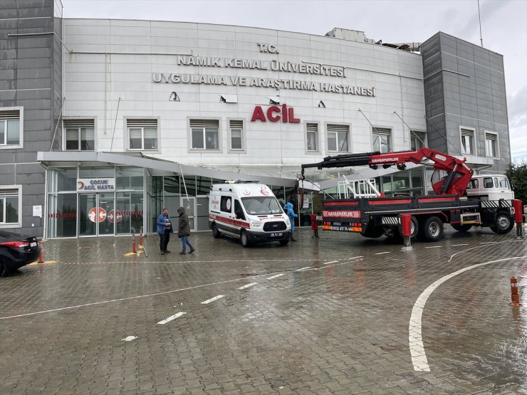 Tekirdağ'da acil servisin sundurması rüzgarın etkisiyle ambulansın üzerine düştü