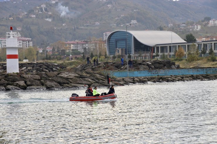 Trabzon'daki fırtınada dalgalara kapılan 2 lise öğrencisini arama çalışmalarına ara verildi