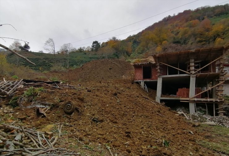 Artvin'de heyelan nedeniyle inşaat halindeki ev ile otomobil zarar gördü