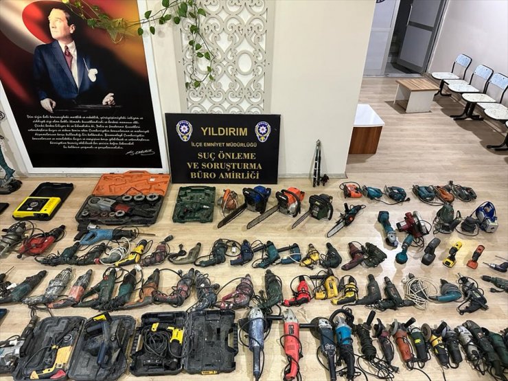 Bursa'da polisin baskın yaptığı depoda çalıntı bisiklet ve matkaplar ele geçirildi