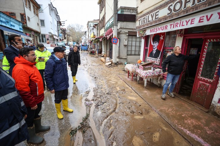 GÜNCELLEME 2 - Bursa'nın turistik bölgelerinden Tirilye'de sağanak nedeniyle araçlar sürüklendi, iş yerlerini su bastı