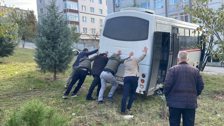 Edirne'de freni patlayan midibüs parka girdi, araçtaki 2 kişi yaralandı