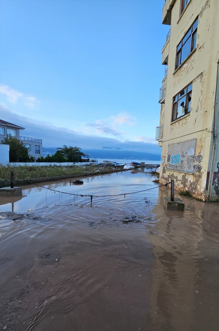 Gemlik'te sağanak nedeniyle taşan dere su baskınlarına yol açtı