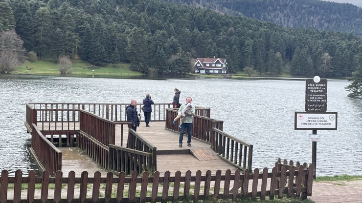 Gölcük Tabiat Parkı kuvvetli rüzgarın devirdiği ağaçların kaldırılmasının ardından yeniden ziyarete açıldı