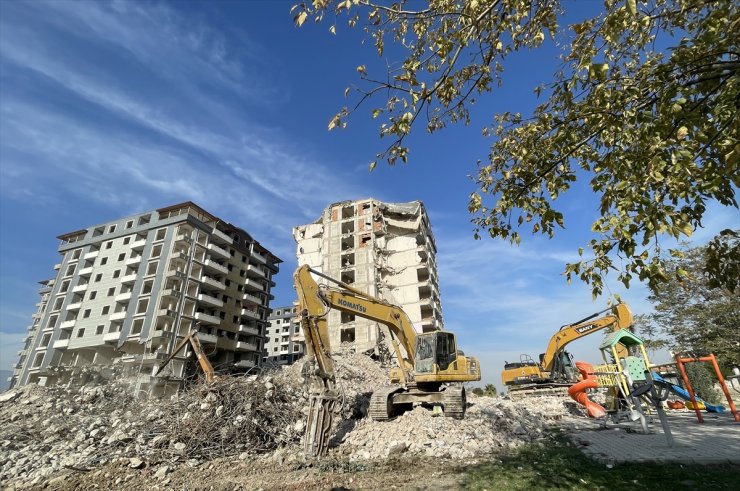 Hatay'da depremlerde ağır hasar alan 3 bina kontrollü yıkıldı