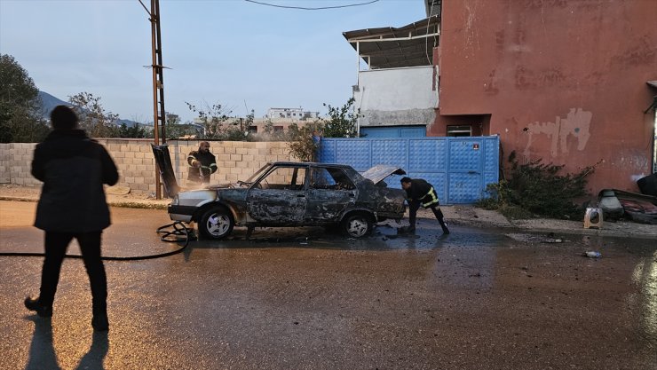 Hatay'da seyir halindeki otomobil alev aldı