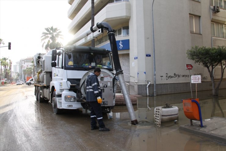 İskenderun'da deniz taşınca su basan yerlerde temizlik çalışmaları devam ediyor