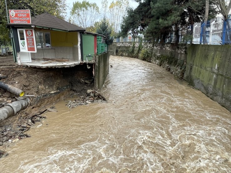 Kocaeli'de sağanak su baskınlarına neden oldu