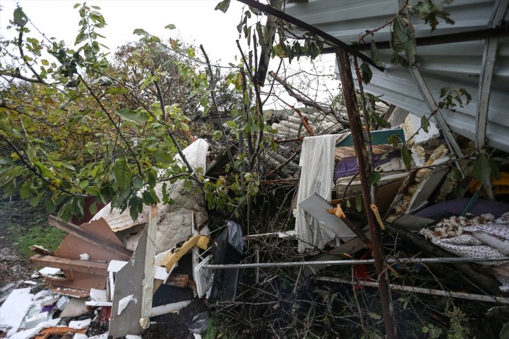 Mudanya'da toprak kaymasında kısmen yıkılan evdeki 2 kişi yaralandı