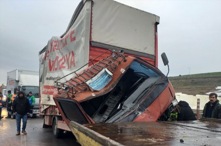 Pendik'te 2 aracın çarpıştığı kaza nedeniyle trafik yoğunluğu oluştu