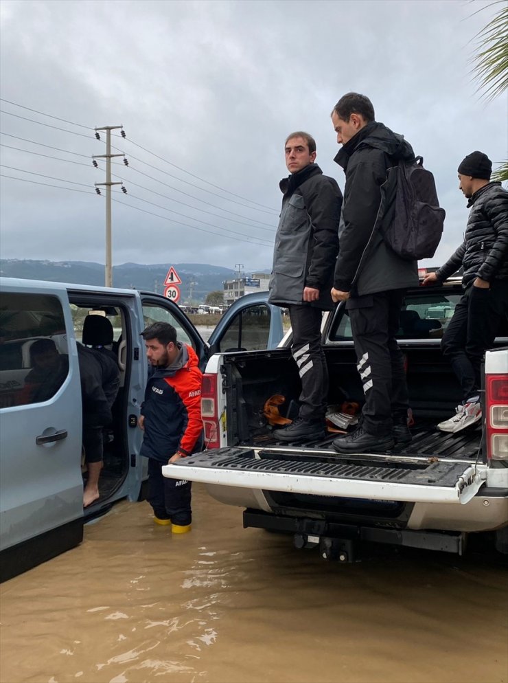 Yalova'da dere taşkını nedeniyle araçlarında mahsur kalan 12 kişi kurtarıldı