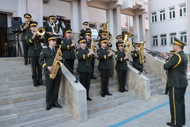 Adana'da askeri bando özel gereksinimli bireylere konser verdi