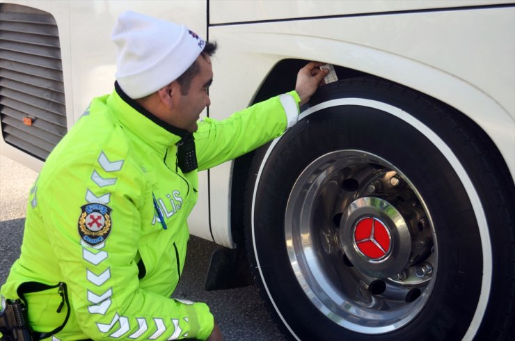 Amasya’da trafik ekipleri ticari araçlarda "zorunlu kış lastiği" denetimi yaptı