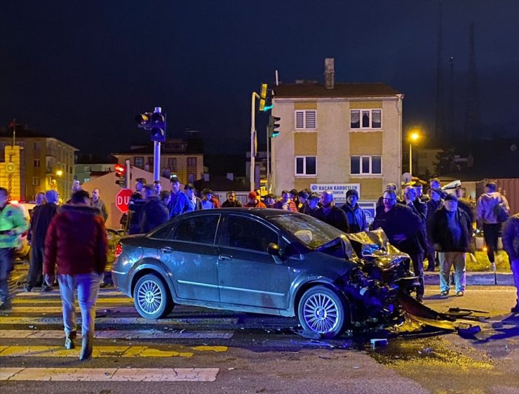 Bolu'da iki otomobilin çarpıştığı kazada 6 kişi yaralandı