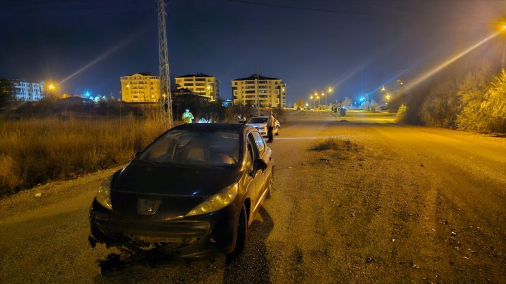 Çorum'da otomobil sökülen aydınlatma direğinin kalıntılarına çarptı 2 kişi yaralandı