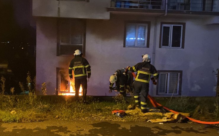 Düzce'de apartmanın giriş katında çıkan yangın hasara yol açtı