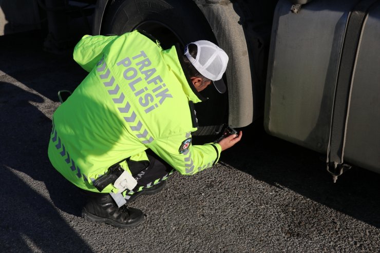 Erzincan ve Kars'ta zorunlu kış lastiği denetimi yapıldı