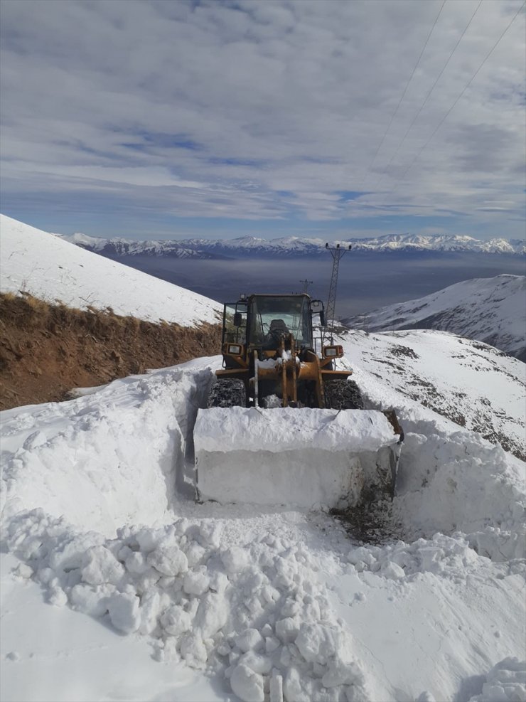 Hakkari'de ekipler, kardan kapanan üs bölgelerinin yolunu açmaya çalışıyor