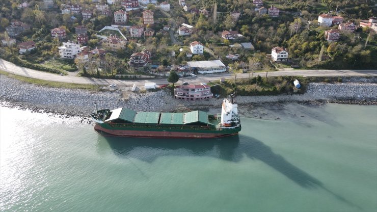 İnebolu sahilinde karaya oturan geminin yakıtının tahliyesine başlandı