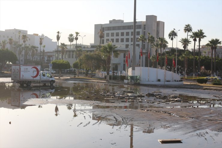 İskenderun'da denizin taşması sonucu su basan yerlerde temizlik çalışması sürüyor