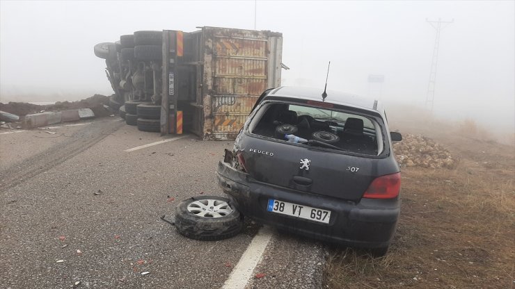 Kayseri'de kamyonun çarptığı otomobildeki 2 kişi yaralandı