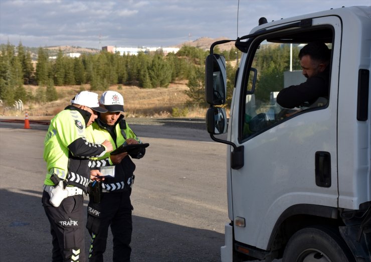 "Kilit kavşak" Kırıkkale'de ticari araçlarda zorunlu kış lastiği denetimi yapıldı