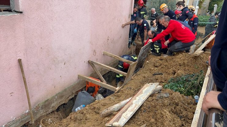 Kocaeli'de bina izolasyonu için kazılan çukurda toprak altında kalan işçi kurtarıldı